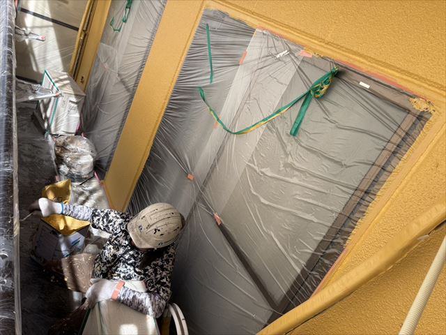 取手市RC3階建て 大規模修繕 外壁塗装工事　南面 外壁着色2回目と養生剥がし