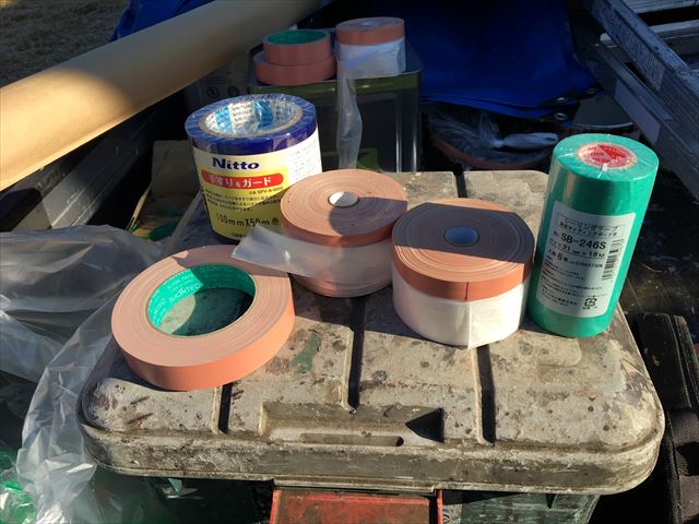 水戸市中丸町で非塗装部分のビニール養生と窯業系サイディングの下塗り作業をしてきました