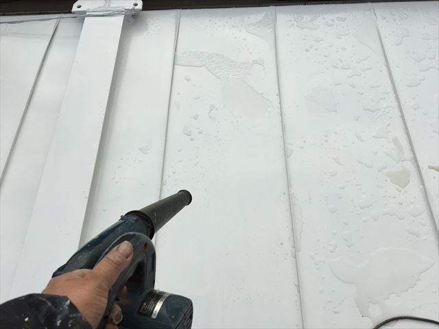水戸市笠原町で金属サイディングの仕上げ塗りと破風板の裏側の着色作業をおこないました