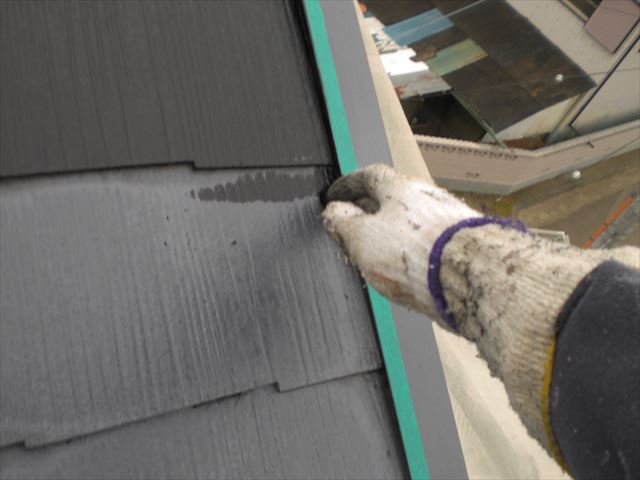 屋根の上塗り作業