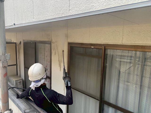 取手市3階建てRCアパート外壁塗装工事3日目・高圧洗浄で下地を整える