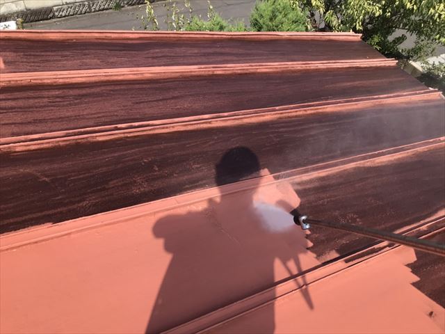 水戸市屋根外壁塗装高圧洗浄中