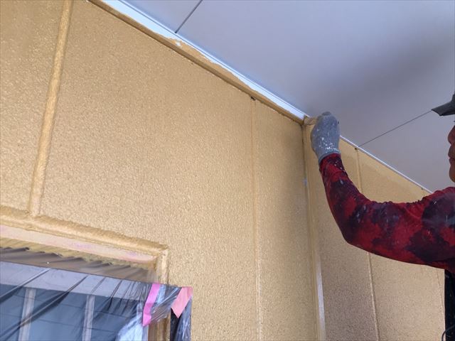 取手市 大規模修繕 外壁塗装 RC3階建てアパート 外壁3面の上塗りと養生剥がし