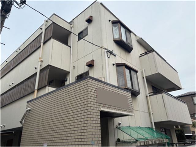 取手市3階建てRCアパート外壁塗装工事　まずは足場の設置