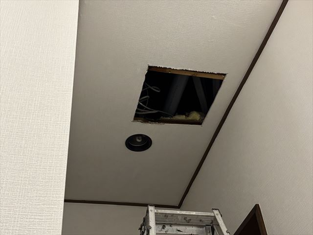 昨日で世間的なゴールデンウイークが終わりなのでしょうが、当社は5月1日まで現場作業だったので本日7日まで休もうということになっていました。 が今朝は2件のお客様から雨漏りのご相談をいただき緊急性のありそうな方を優先して対応してきました。 水戸市内にある社会保険関係の組合事務所の様な建物で水漏れがあるという連絡をいただき室内ということもあったのでこれは緊急性高いという判断で状況確認だけでもと思い現地に行ってきました。