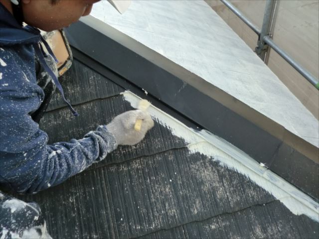 屋根シーラー刷毛塗り、リファイナー遮熱シーラー
