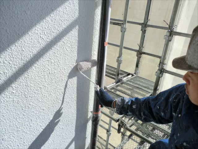 外壁の上塗り1回目、水系ファインコートシリコン
