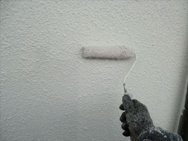外壁の上塗り2回目仕上げ塗装、水系ファインコートシリコン