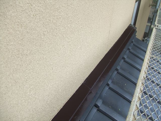 1階屋根上水切り塗装、コスモマイルドシリコン２