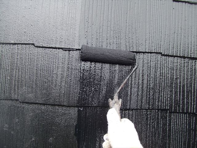 屋根2回目仕上げ塗装、ヤネフレッシュシリコン
