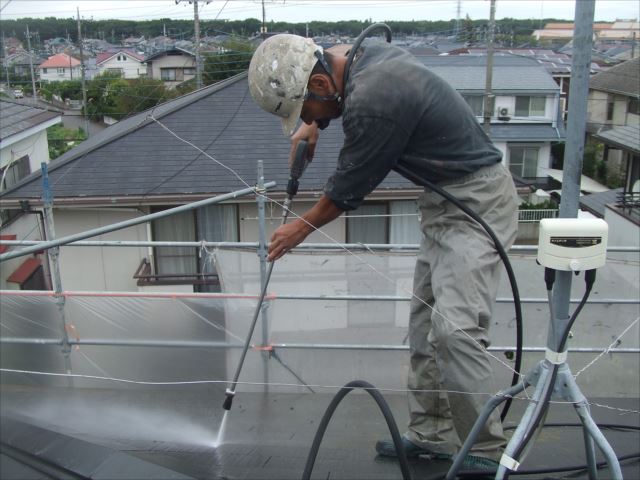 屋根、高圧洗浄作業