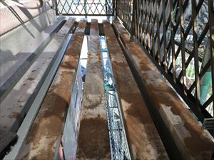 古河市尾崎で付帯部破風板や樋等　バルコニー床の鉄骨部分の錆止め塗布作業をしてきました