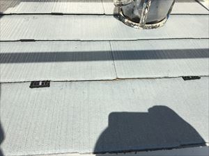古河市尾崎でコロニアル屋根の縁切り部材挿入と中塗り作業他付帯部塗装