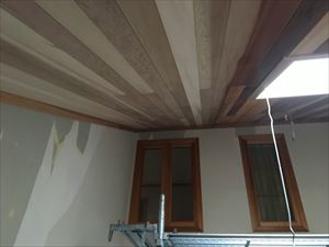土浦市吉瀬で建物内部の天井仕上げ塗装と外部木製外壁をキシラデコール着色作業です