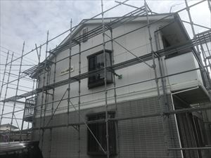 水戸市西原の二階建てアパート養生作業とコーキング打ち換え