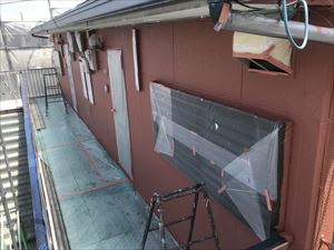 水戸市西原のアパート、２階外壁仕上げ塗装１階外壁中塗り作業