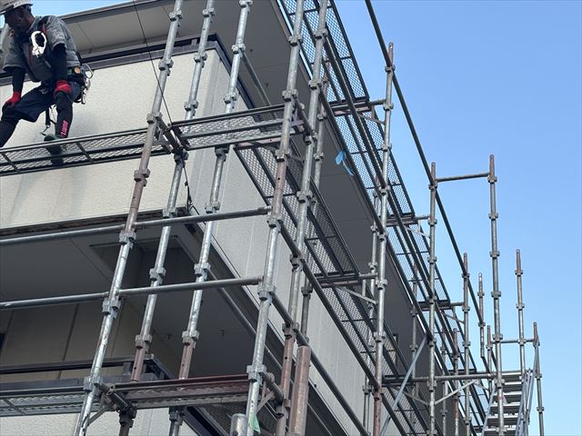 取手市3階建てRCアパート外壁塗装工事2日目・足場完成と徹底した熱中症対策
