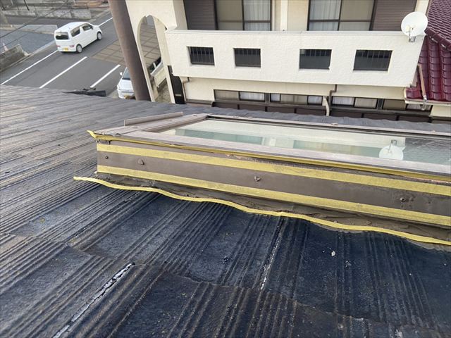 天窓下端の補修中