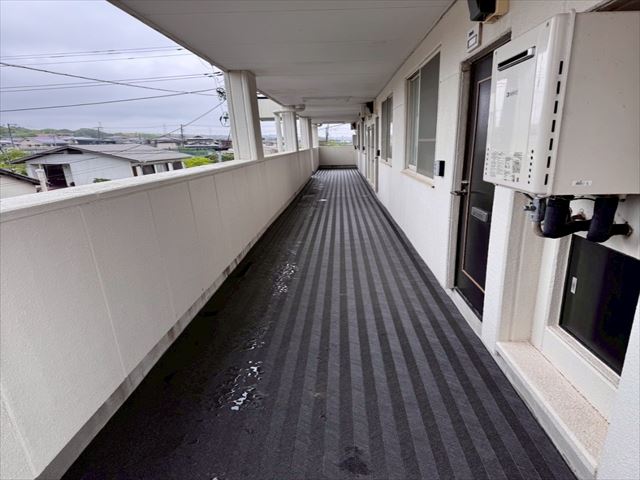 取手市の重量鉄骨造りアパートの共有部分　通路と階段床に東リのNSシートを貼ってきました。