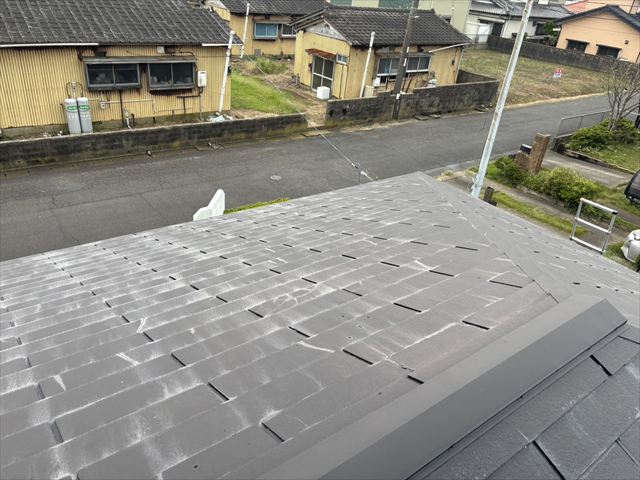 茨城県水戸市で屋根の点検を実施、白い筋状のクラックと屋根材の大きな割れを確認
