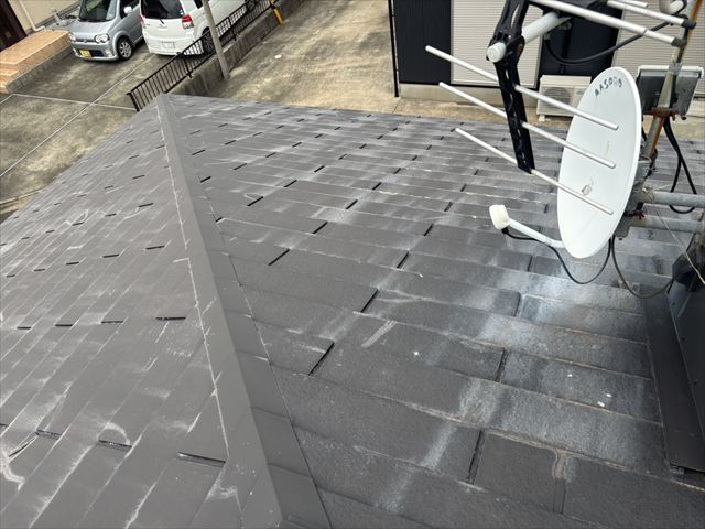 アンテナ横の劣化した屋根