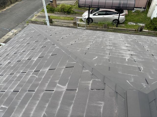 白い筋が目立つ屋根面