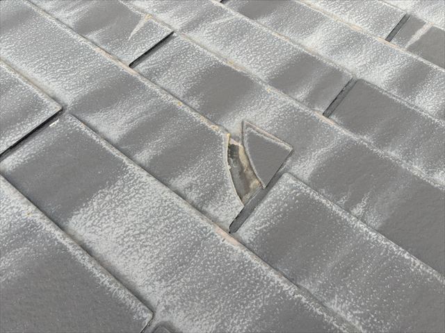 破片がずれた屋根材