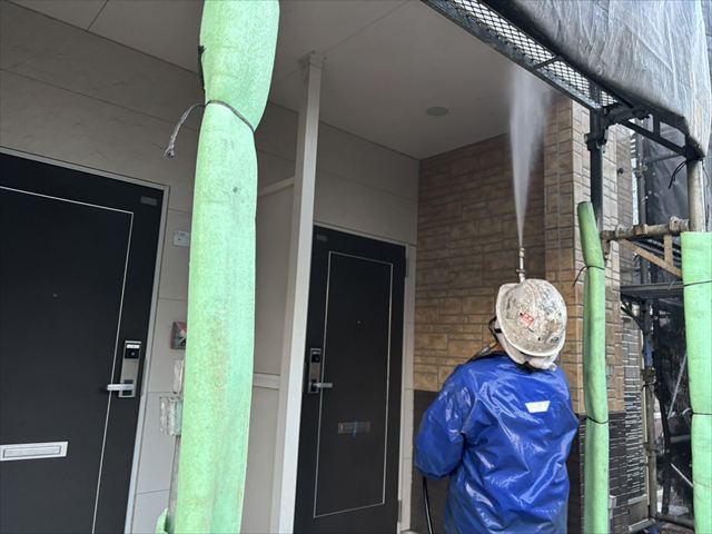 軒天へ高圧洗浄中