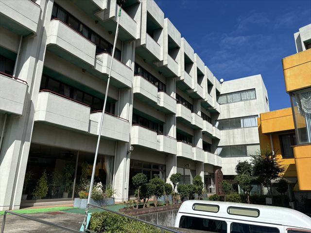 建物正面の全景