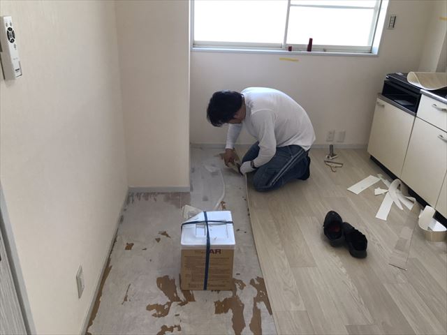 取手アパート　床クｓッションフロア貼替工事