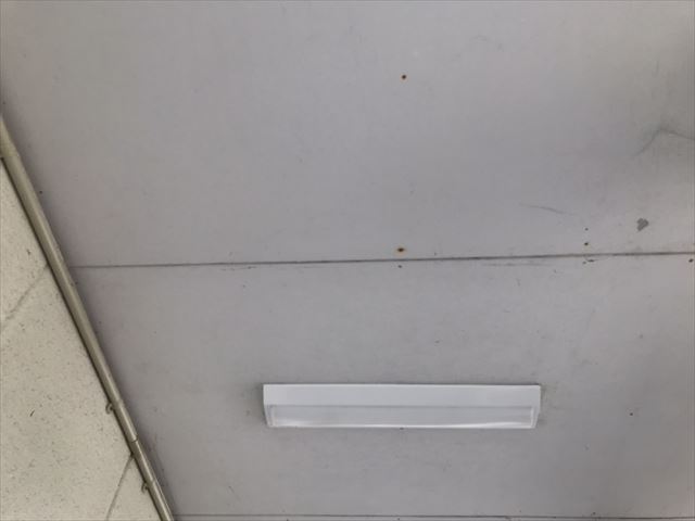 取手市の重量鉄骨造りアパートの共有部分の照明器具のLED化と部屋番号プレートの設置