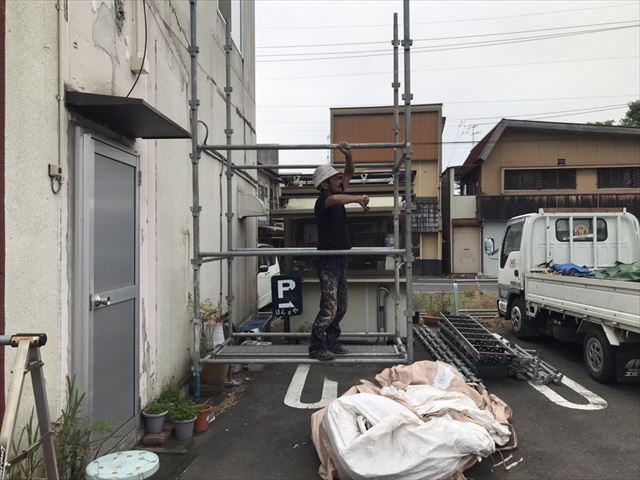 笠間市外壁防水工事のため屋上用の昇降足場を解体して壁用足場架設