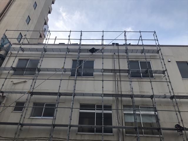 足場2日目　水戸市南町のテナントビル　足場架け作業2日目の様子