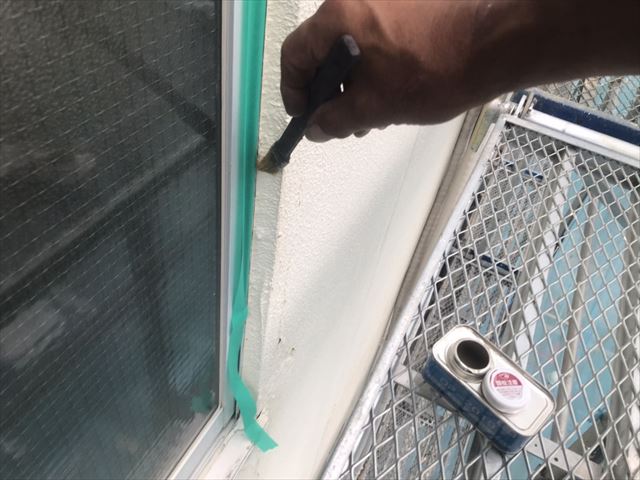 シール2日目　水戸市南町アーケード街の塗装工事：シーリング補修 見えない部分のプロの技！