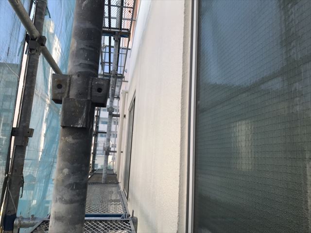 水戸市外壁塗装単層弾性セラミクリーン上塗り完了