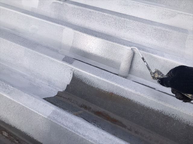 水戸折板屋根遮熱シリコン塗装錆止め塗装中
